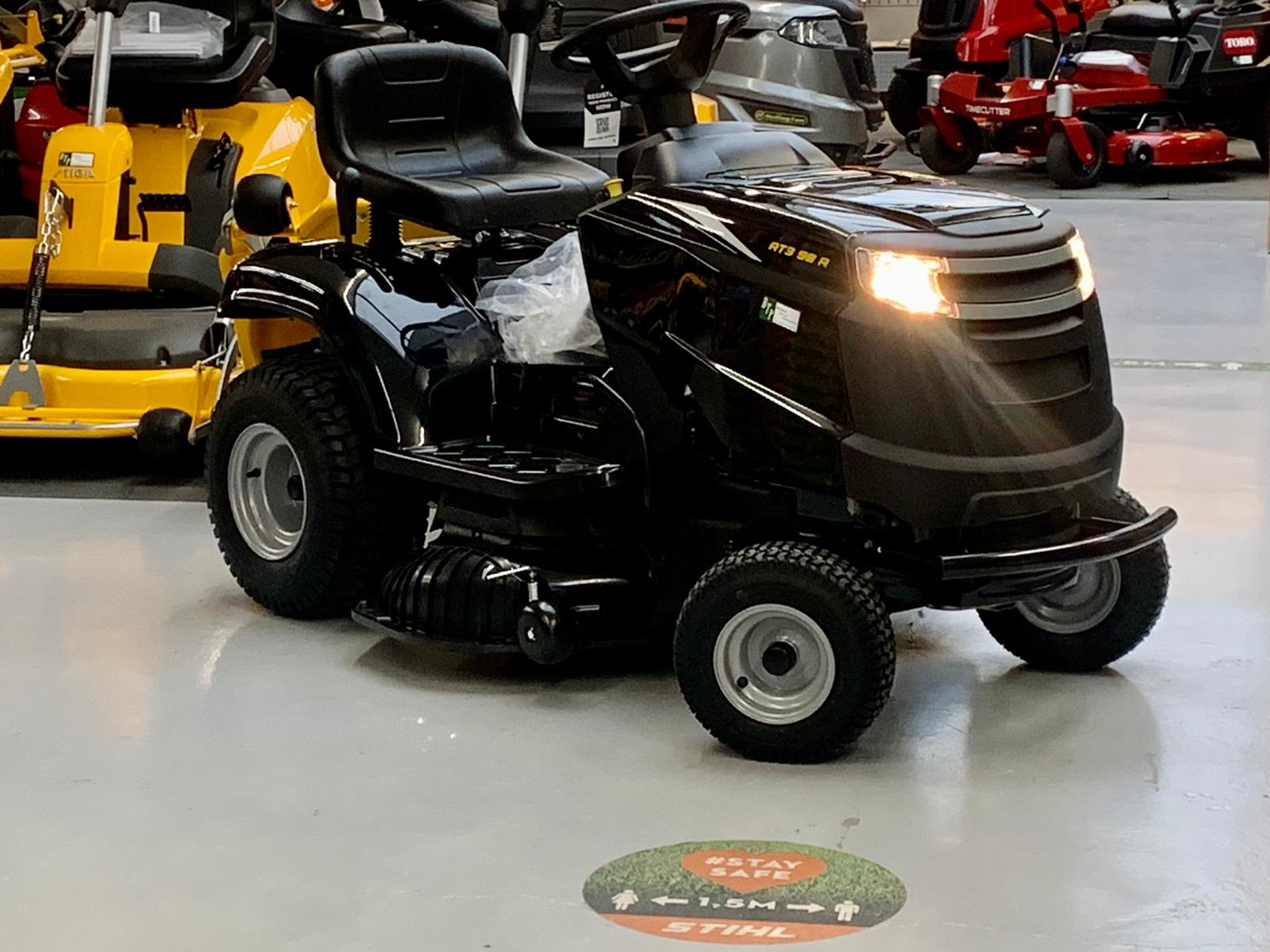 Classificeren Kelder Vrijgevig Alpina Black Edition zitmaaier handgeschakeld – Blokland Tuin en Parkmachines Classificeren Kelder Vrijgevig Alpina Black Edition zitmaaier handgeschakeld – Blokland Tuin en Parkmachines