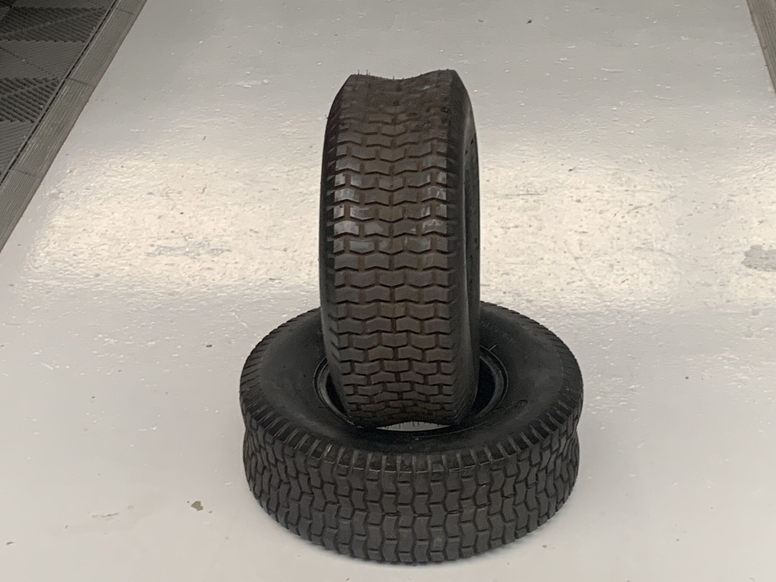 3DF8EA9A-F2FD-4F1D-85B5-6A06733636AE Band 18x6.50-8 wanda MTD achterband - Afbeelding 2