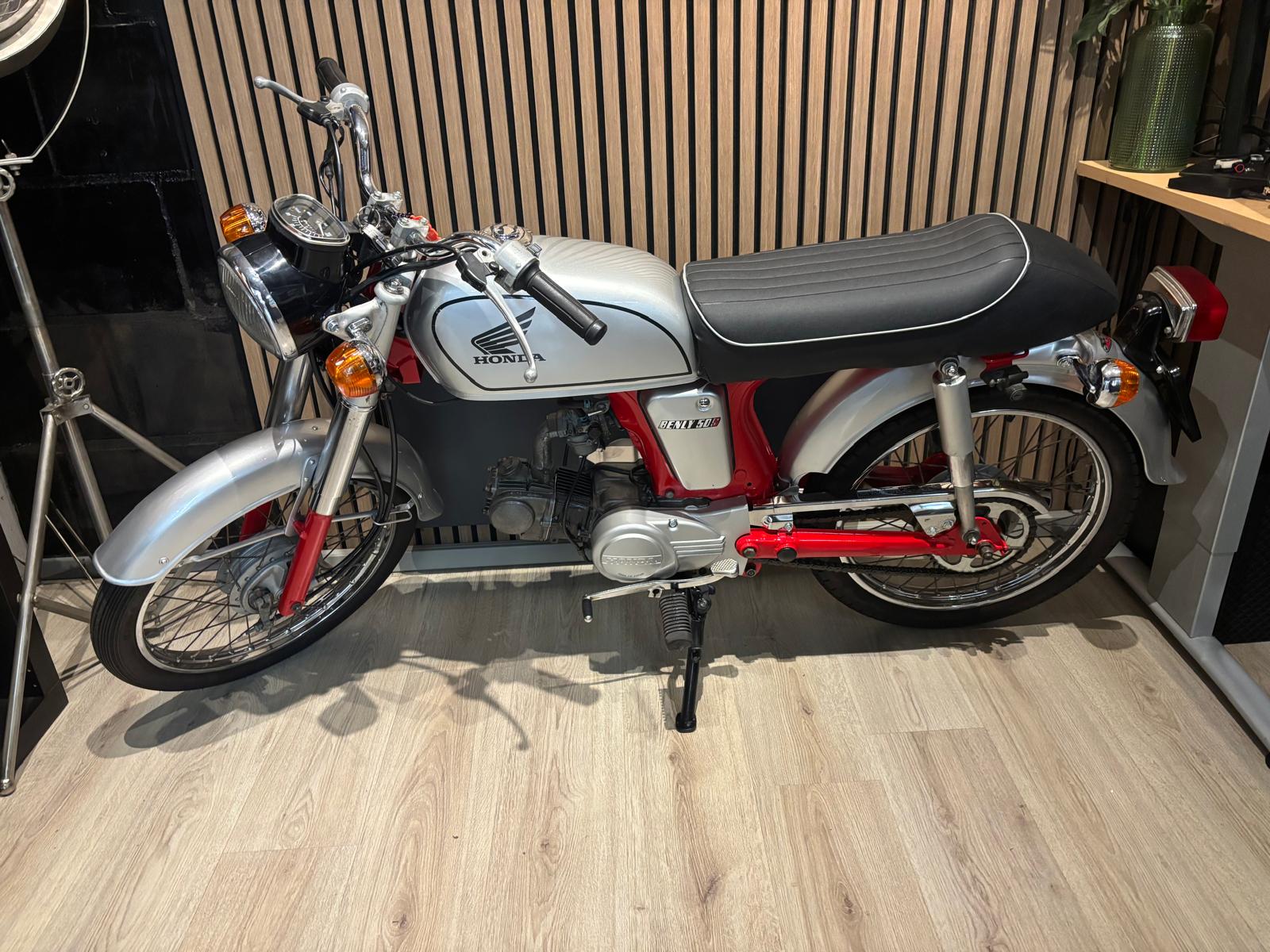 Afbeelding van WhatsApp op 2025-10-28 om 13.45.05_22d4cf85 Honda Benly 50s Rood / Zilver - Afbeelding 1
