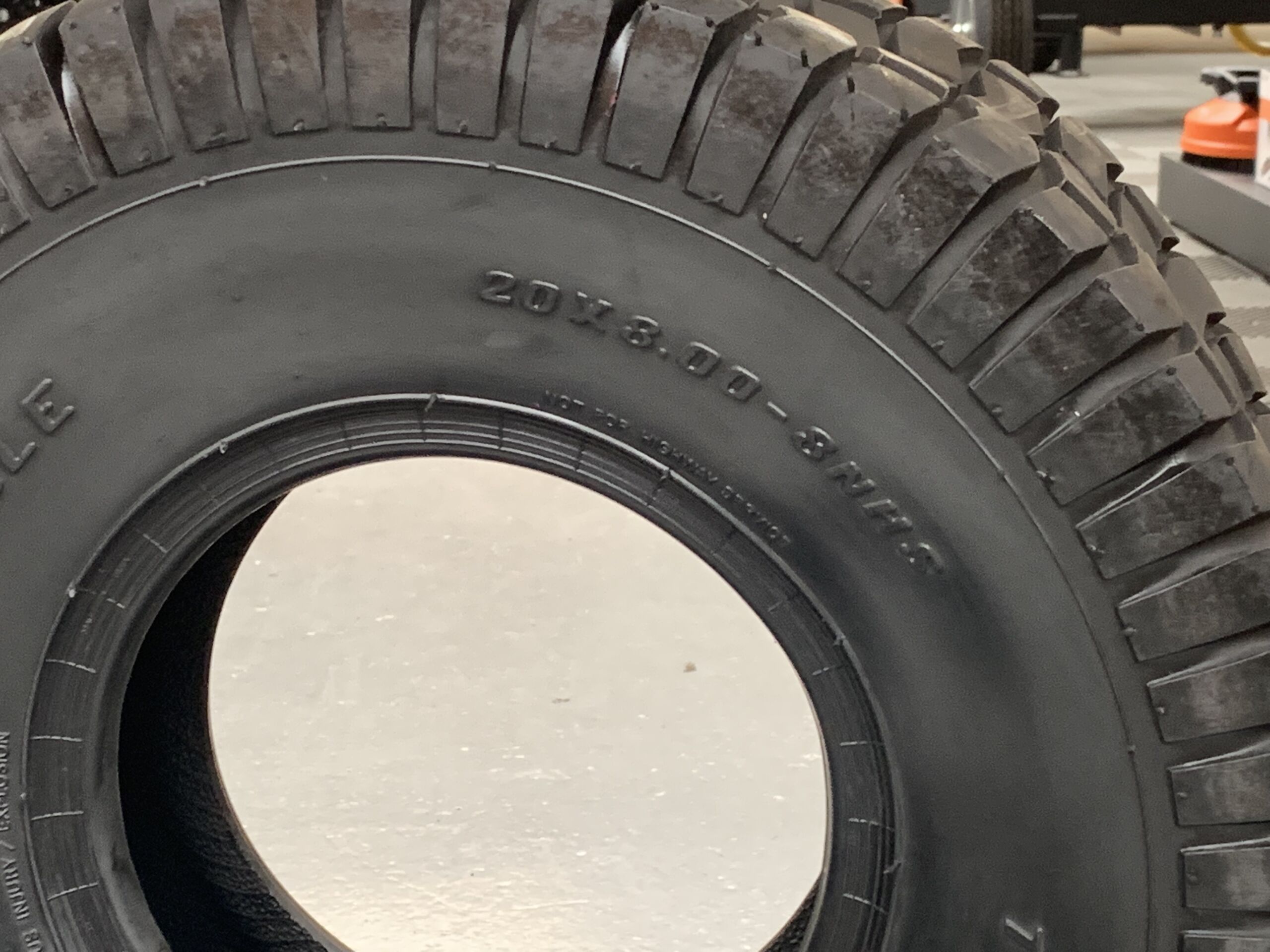 DD6593D0-1759-4E71-890A-2E8CFF9AF1AF Zitmaaier band 20x8.00-8 buitenbandset - Afbeelding 2