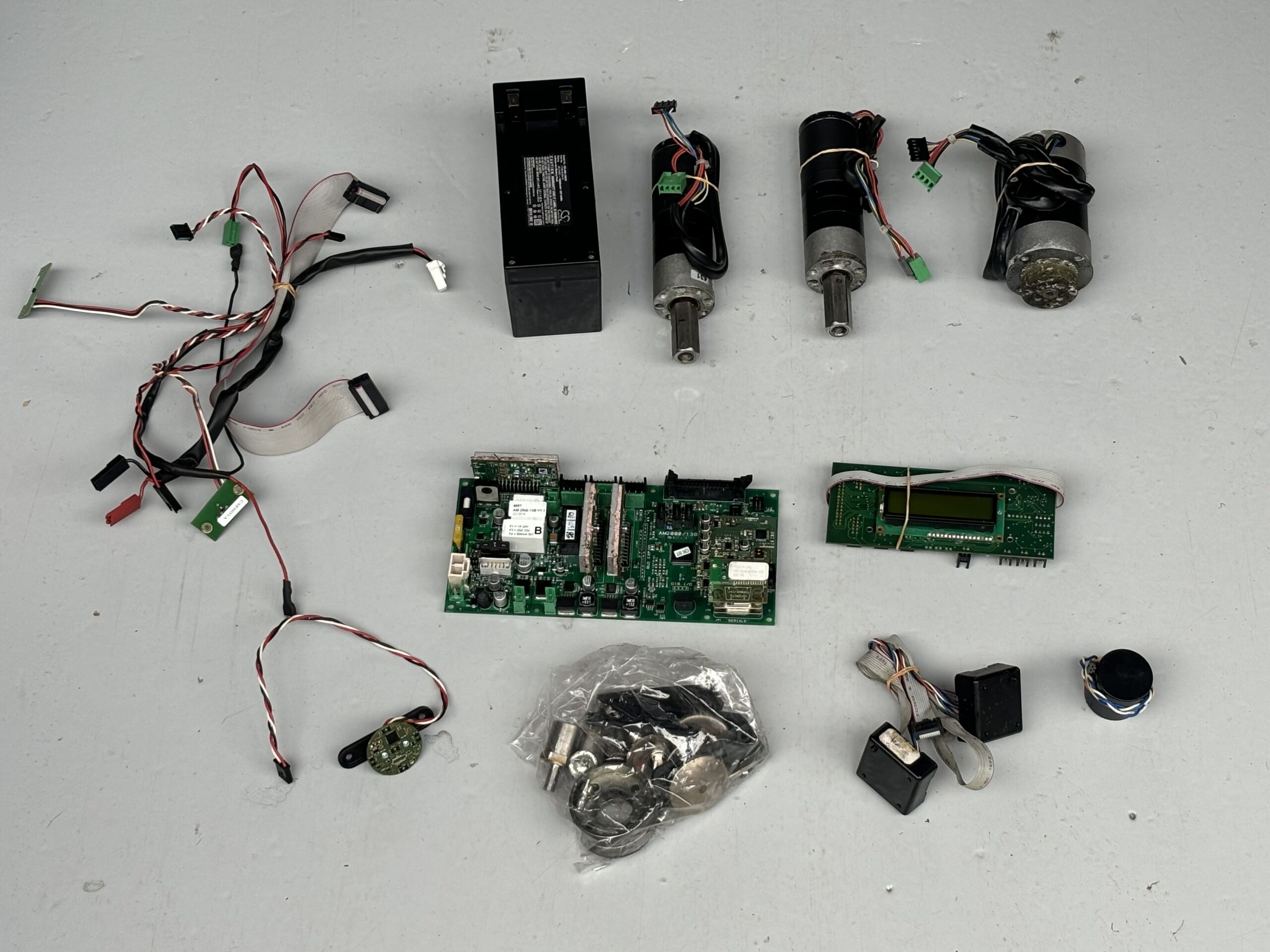 IMG_1616 Ambrogio L200R onderdelenset mesmotor wielmoter enz. - Afbeelding 1