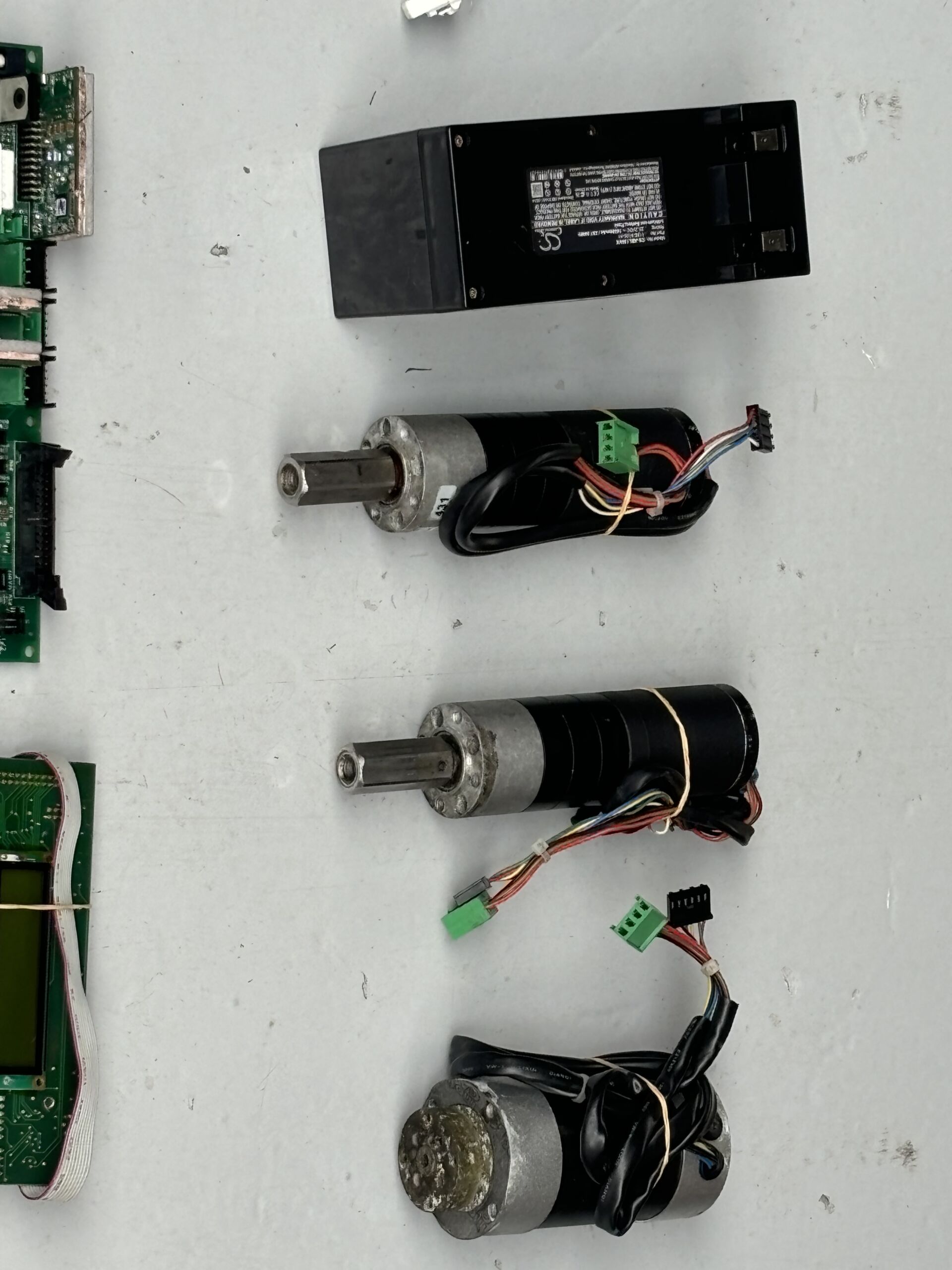 IMG_1617 Ambrogio L200R onderdelenset mesmotor wielmoter enz. - Afbeelding 3